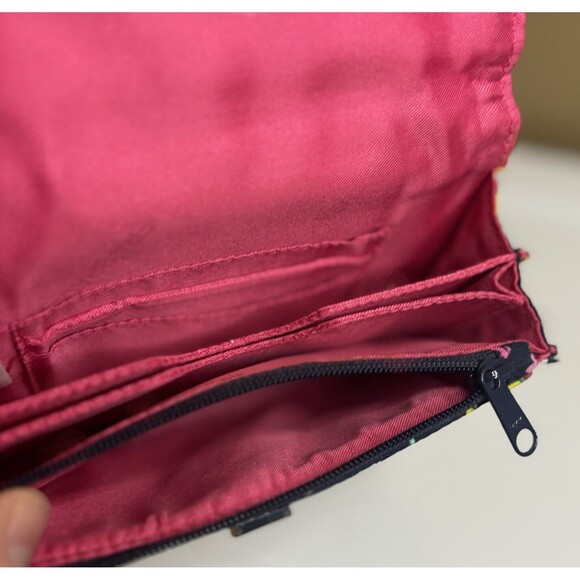 Vera Bradley Turn lock Wristlet Wallet  In PETA Paisley Retired Pattern - Picture 4 of 6